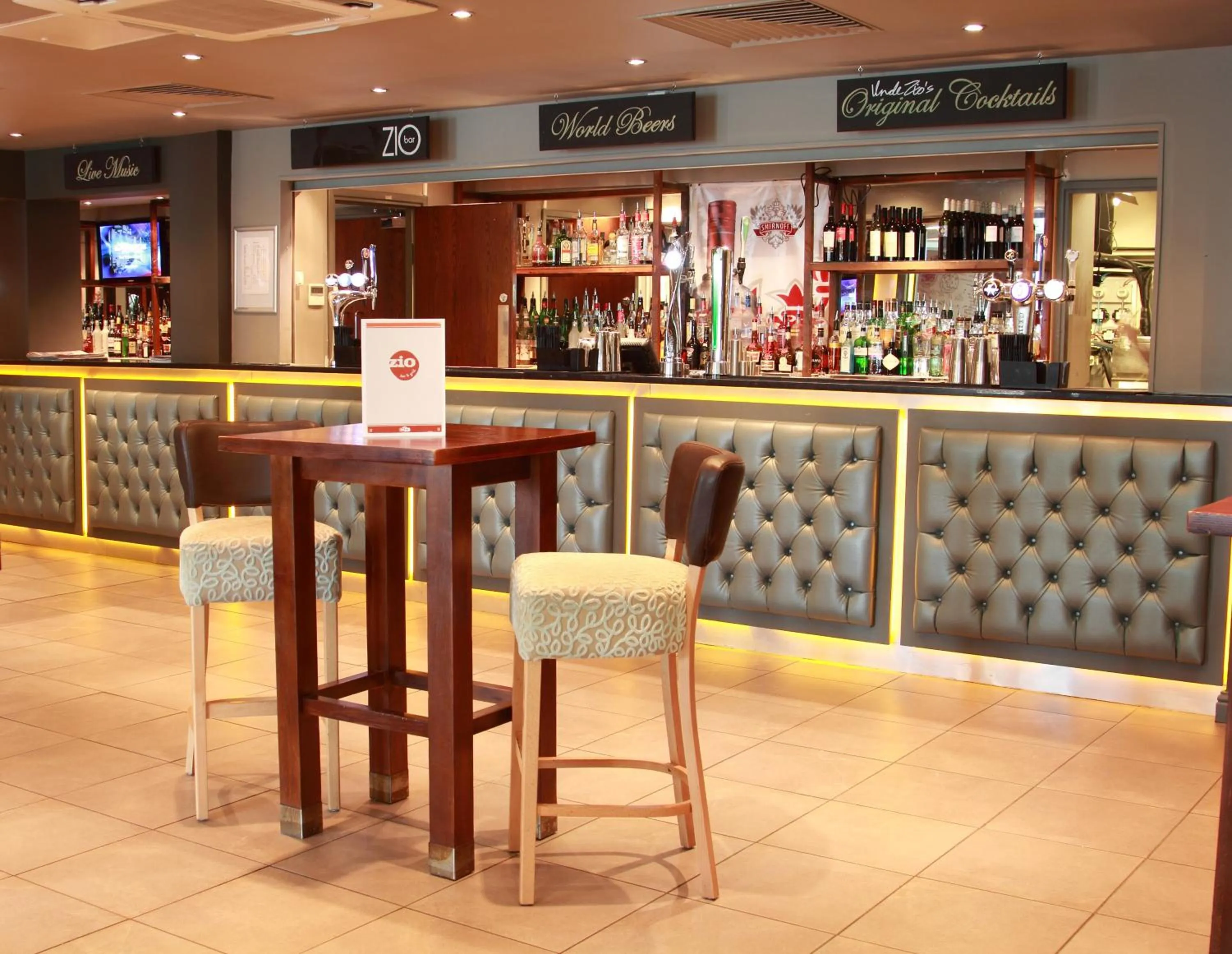 Lounge or bar in Holiday Inn Newcastle-Jesmond by IHG