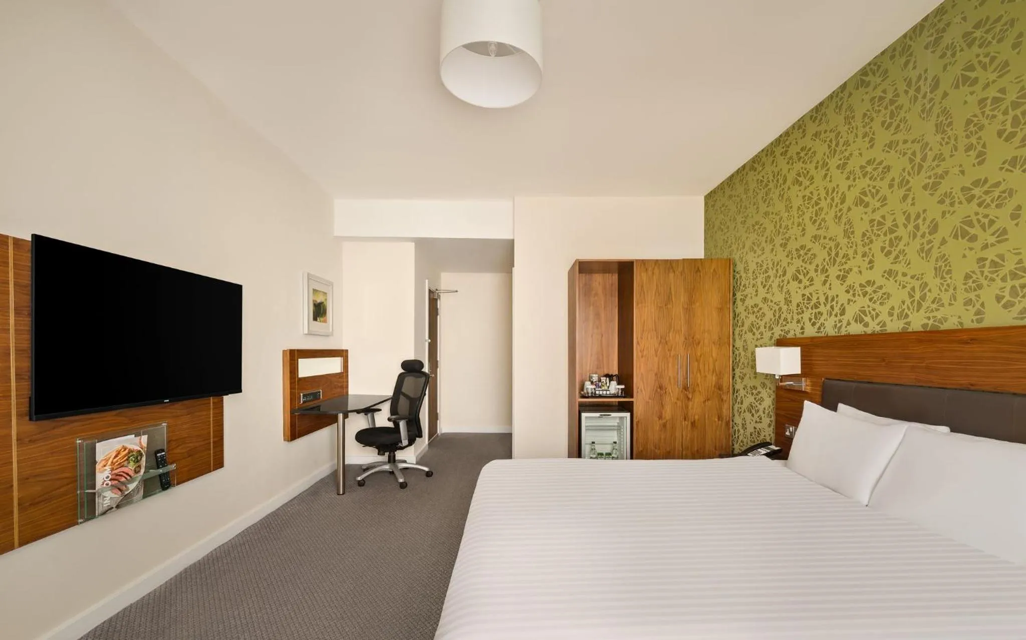 Photo of the whole room, Bed in Holiday Inn Newcastle-Jesmond by IHG