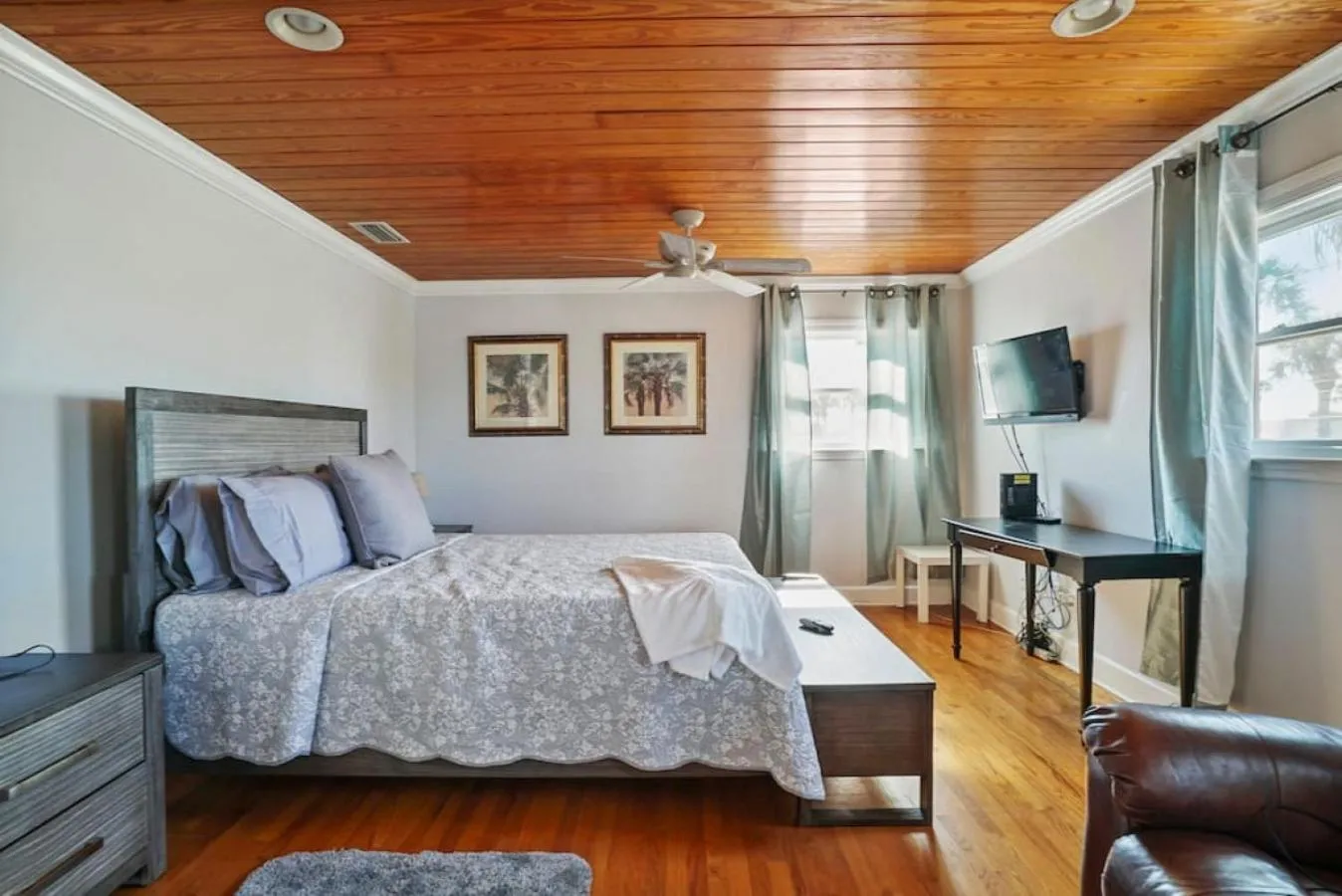 Bed in Sea Glass Cottage - An Oceanfront Experience