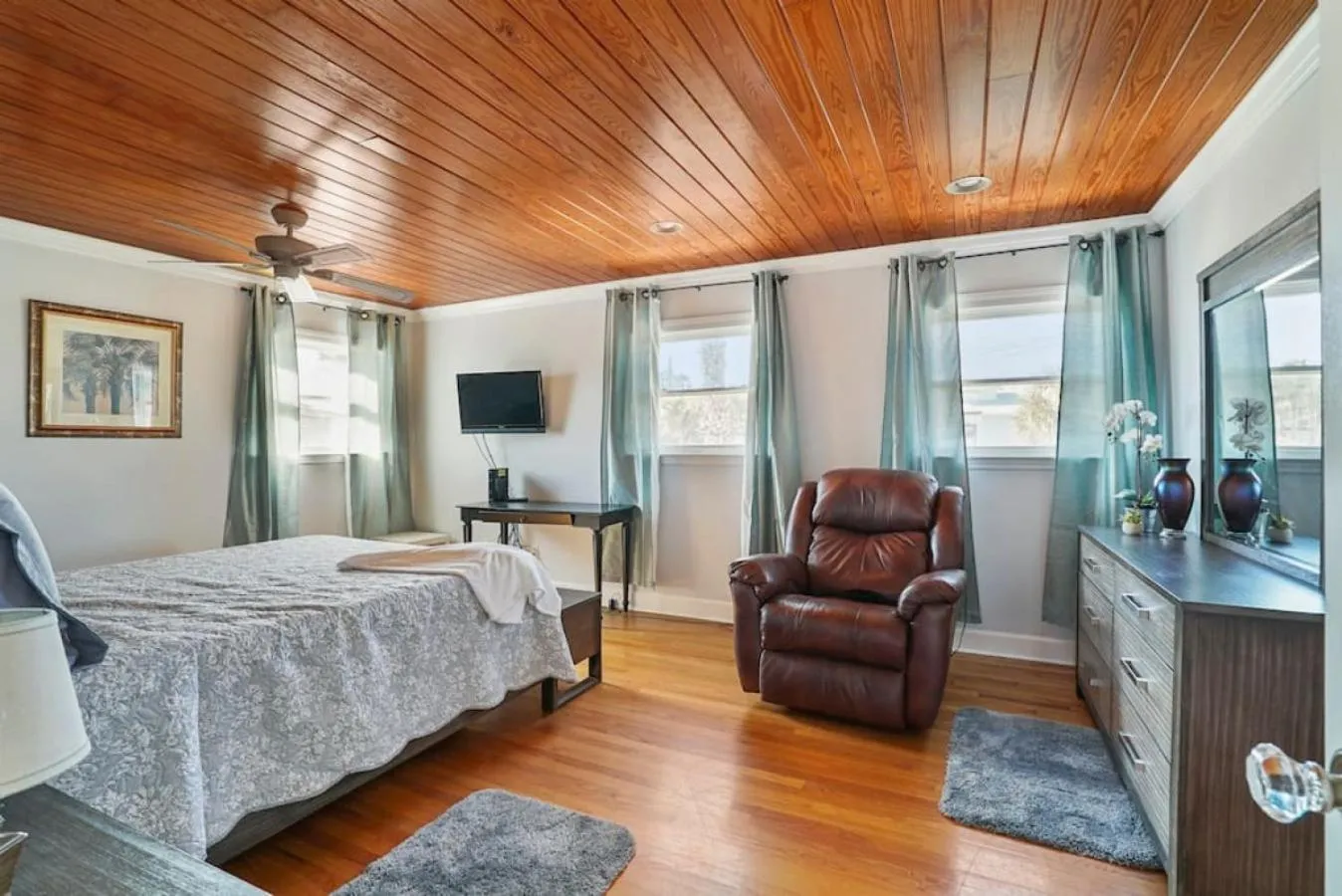 Bed in Sea Glass Cottage - An Oceanfront Experience