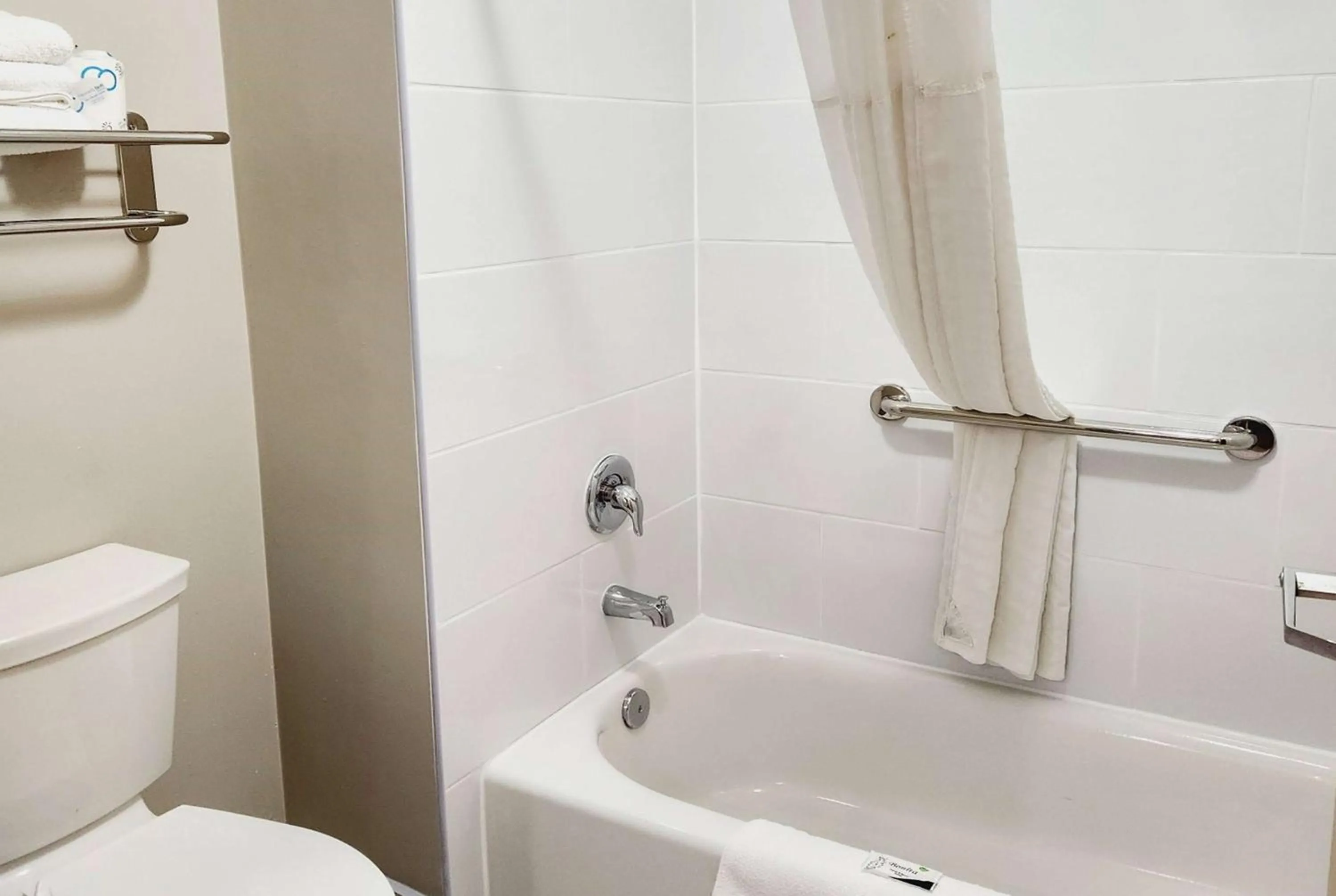 TV and multimedia in Days Inn & Suites by Wyndham Corpus Christi Central