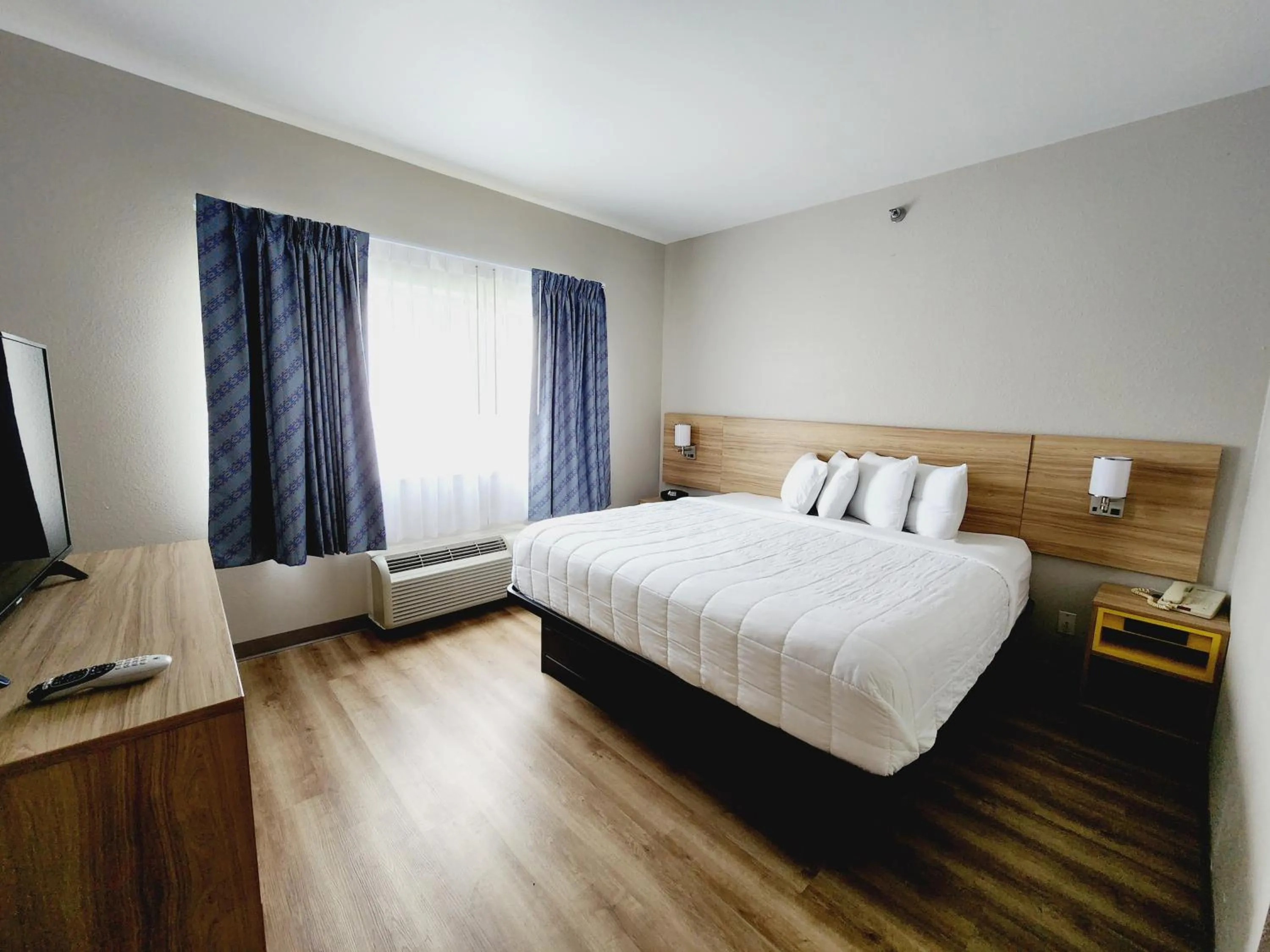 Bed in Days Inn & Suites by Wyndham Corpus Christi Central