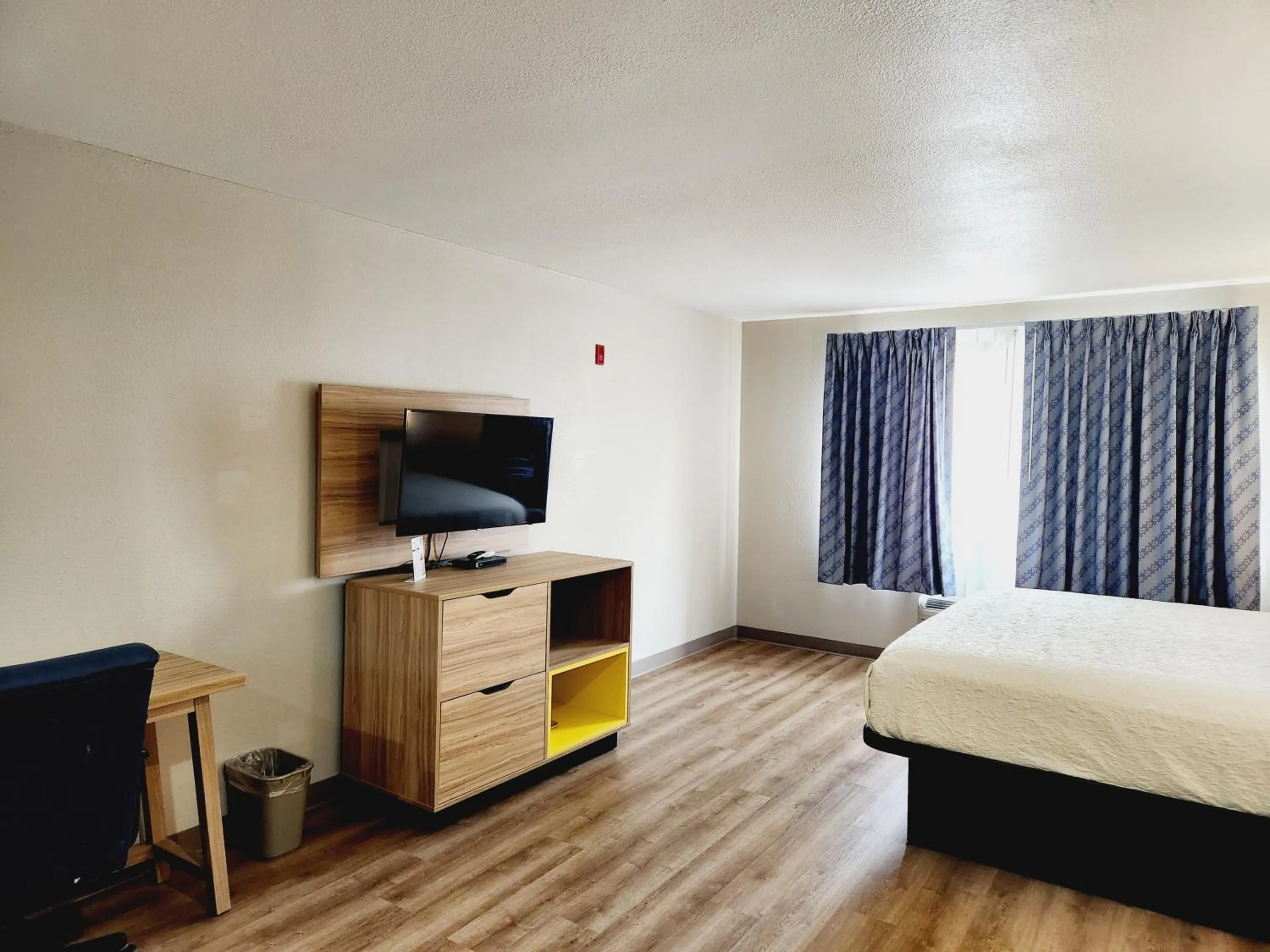 Bed in Days Inn & Suites by Wyndham Corpus Christi Central