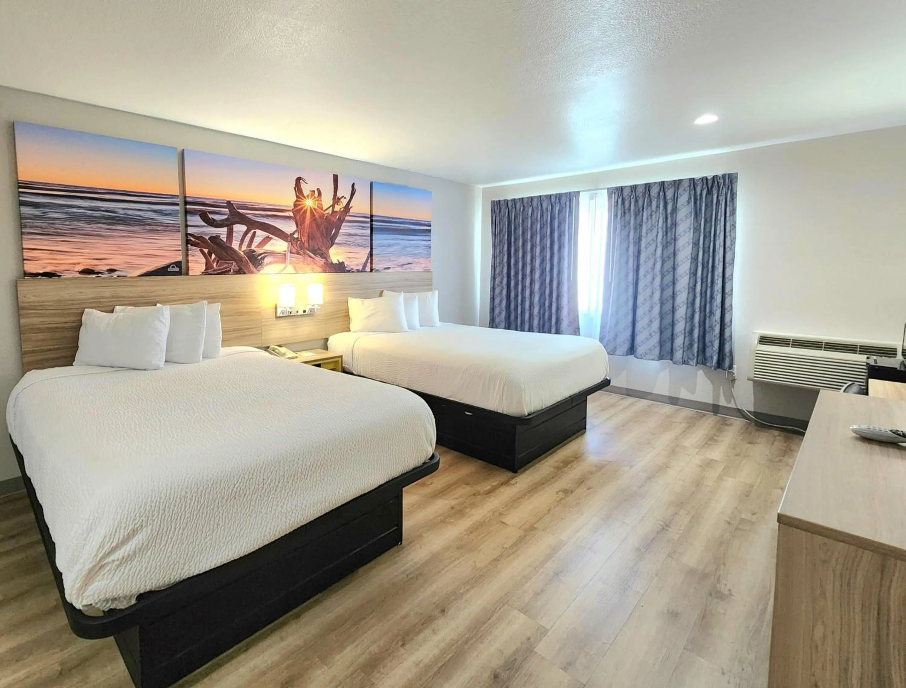 Photo of the whole room, Bed in Days Inn & Suites by Wyndham Corpus Christi Central