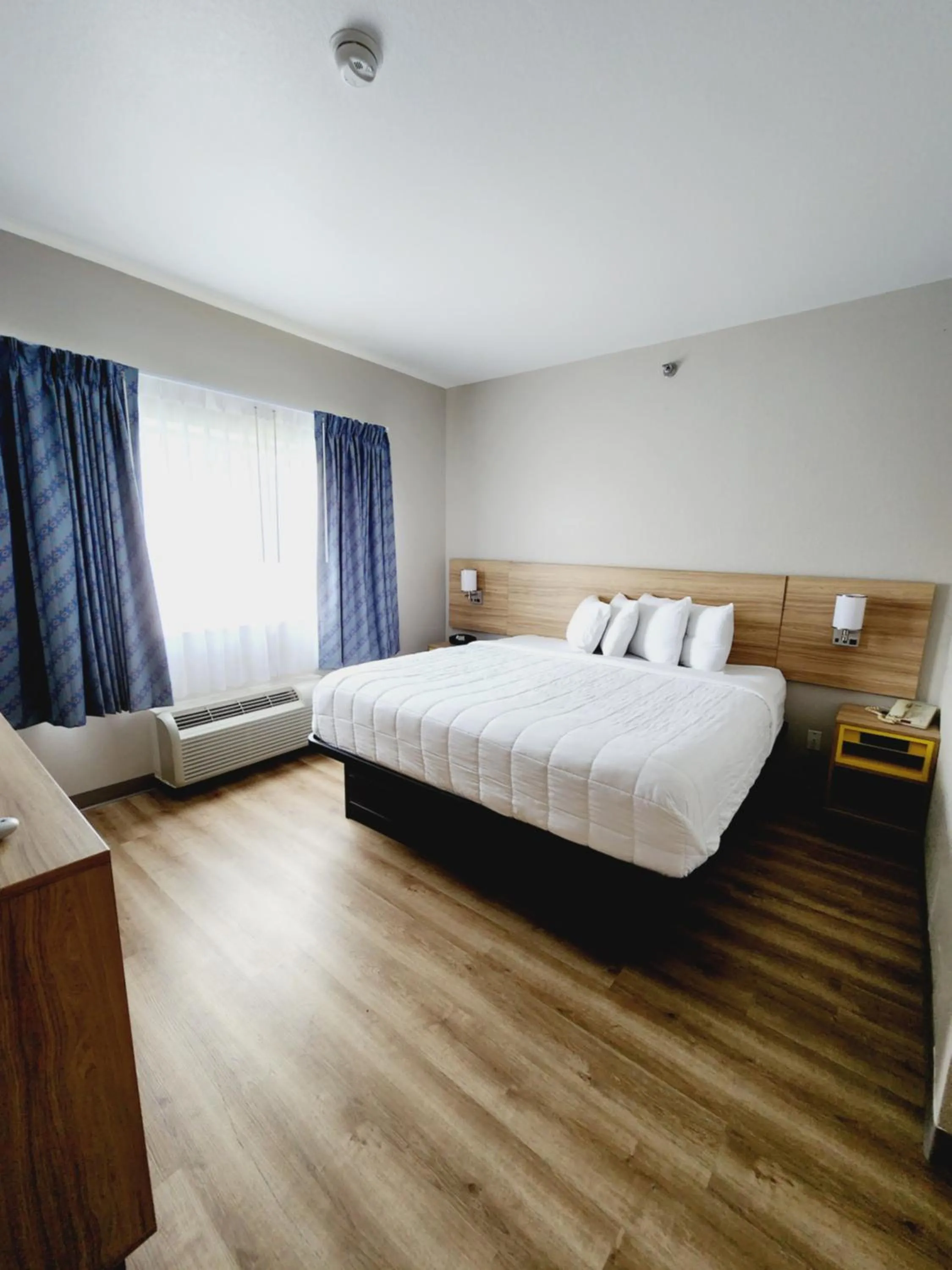 Bed in Days Inn & Suites by Wyndham Corpus Christi Central