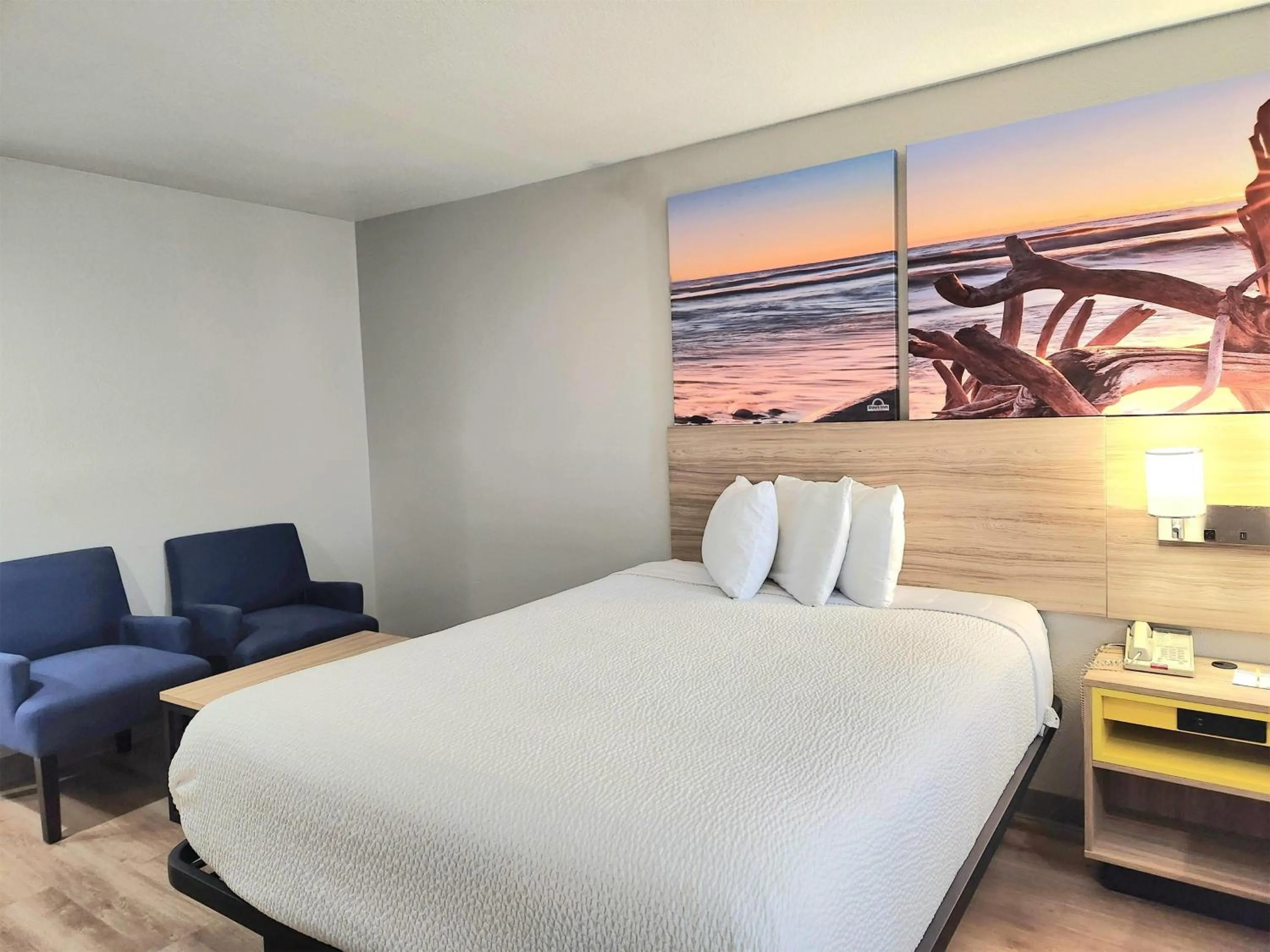 Photo of the whole room, Bed in Days Inn & Suites by Wyndham Corpus Christi Central