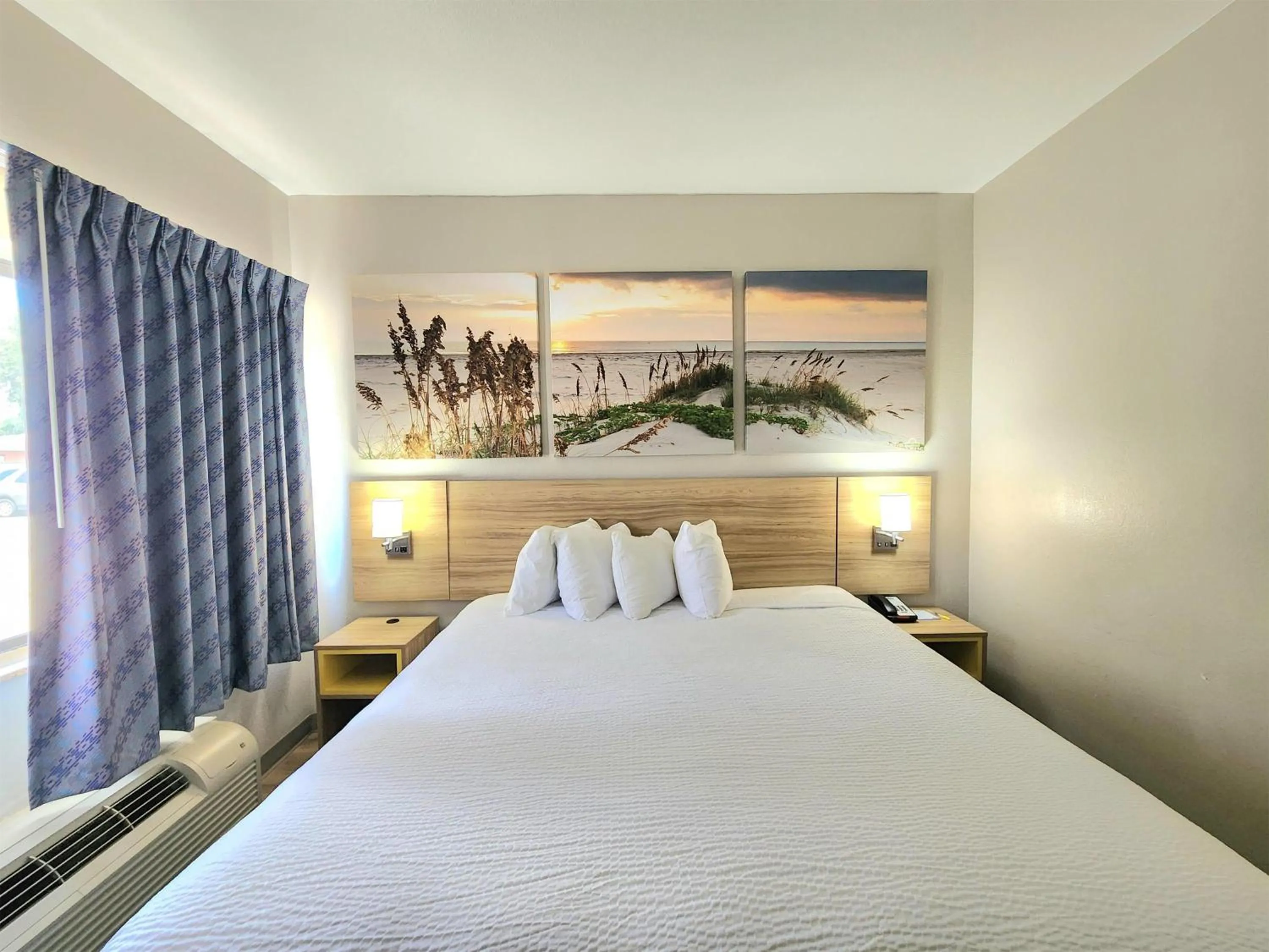 Photo of the whole room, Bed in Days Inn & Suites by Wyndham Corpus Christi Central