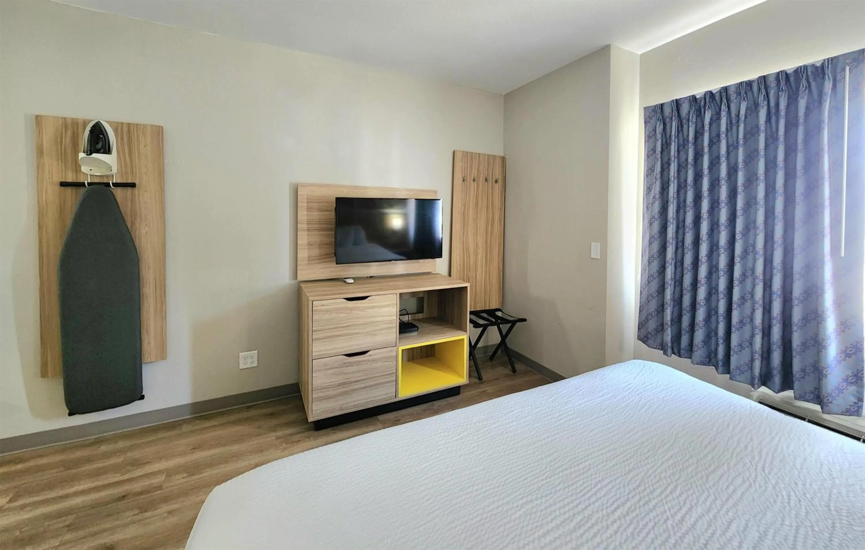 Photo of the whole room, Bed in Days Inn & Suites by Wyndham Corpus Christi Central
