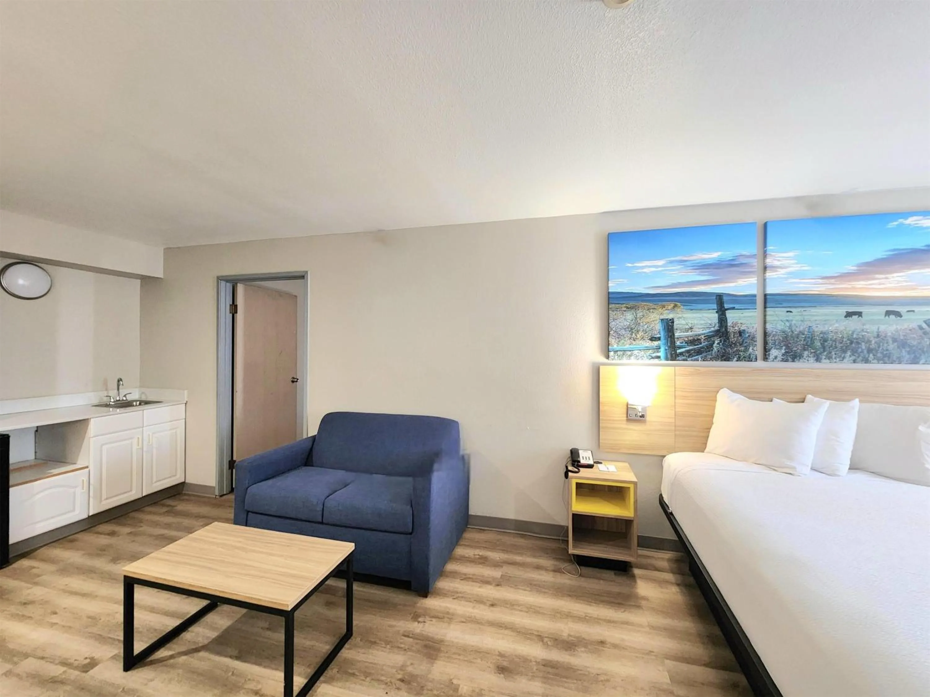 Photo of the whole room, Bed in Days Inn & Suites by Wyndham Corpus Christi Central