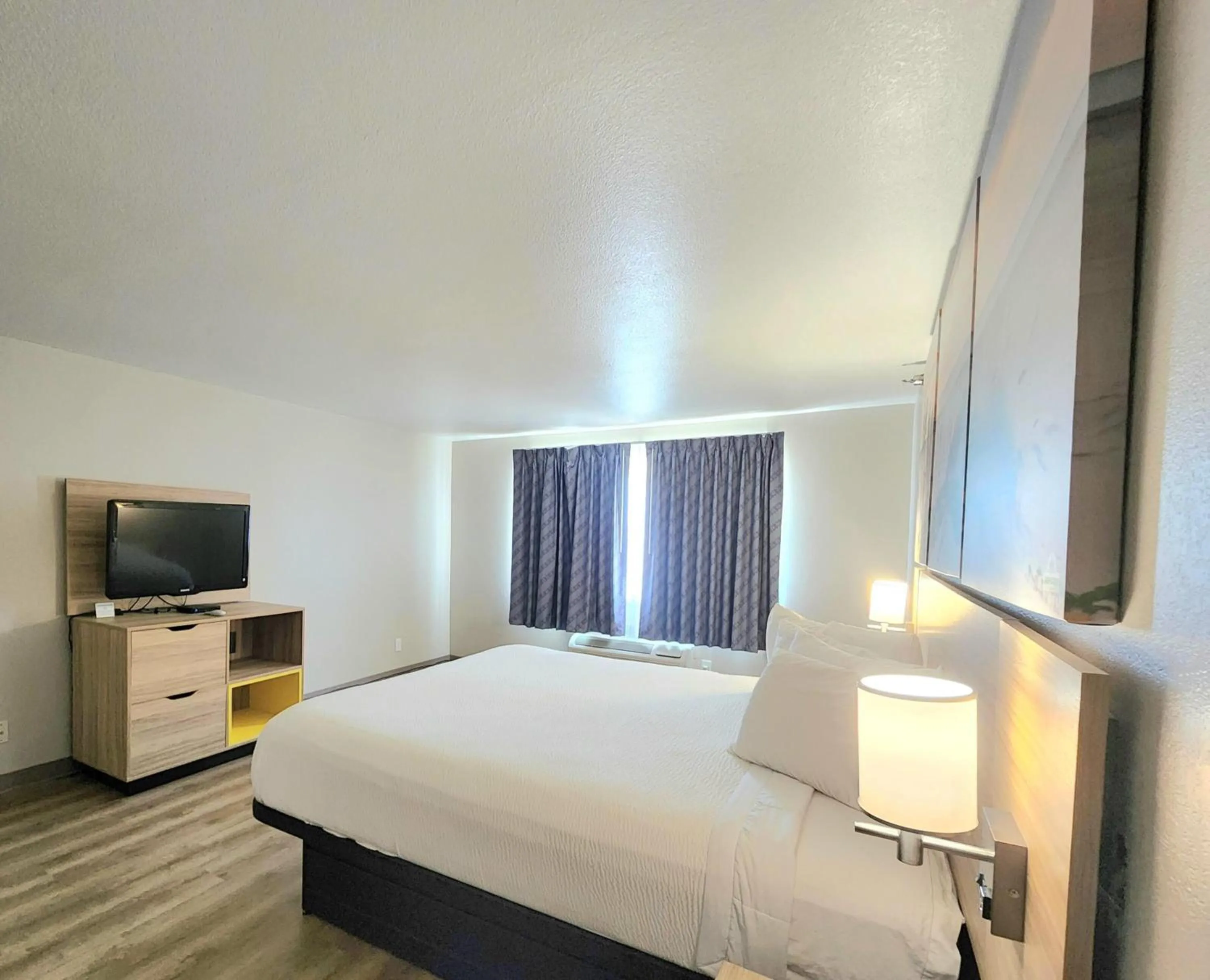 Photo of the whole room, Bed in Days Inn & Suites by Wyndham Corpus Christi Central