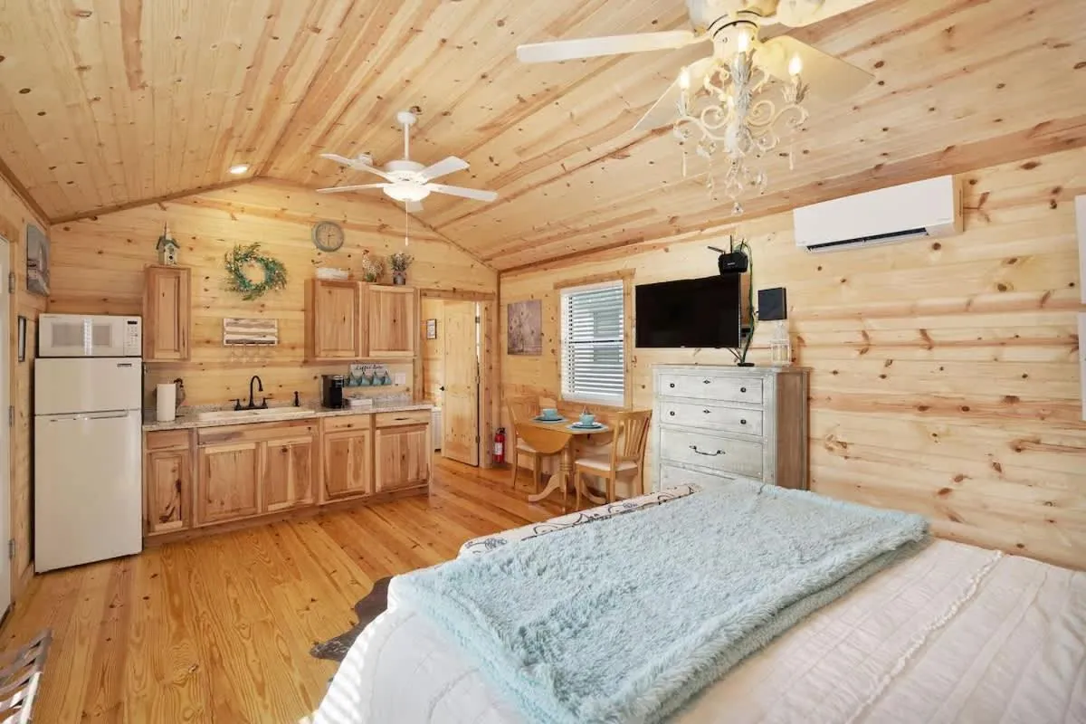 Kitchen or kitchenette, Bed in Charming Casita Right on Main St