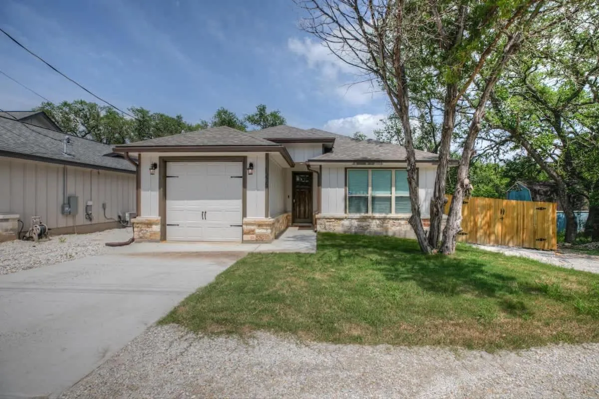 Property building in Pristine 3-bedroom Home Near Canyon Lake!