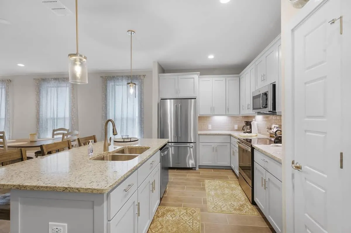 Kitchen or kitchenette in Pristine 3-bedroom Home Near Canyon Lake!