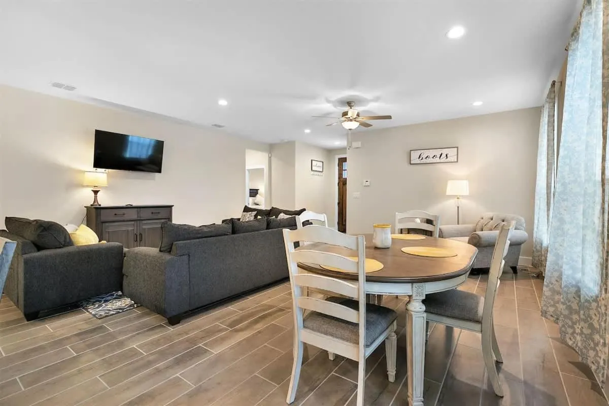 TV and multimedia in Pristine 3-bedroom Home Near Canyon Lake!