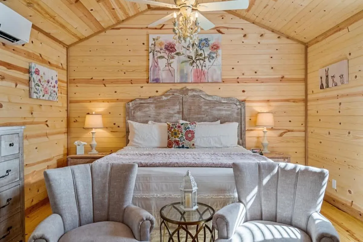 Bed in Fancy Cabin Right on Main St!