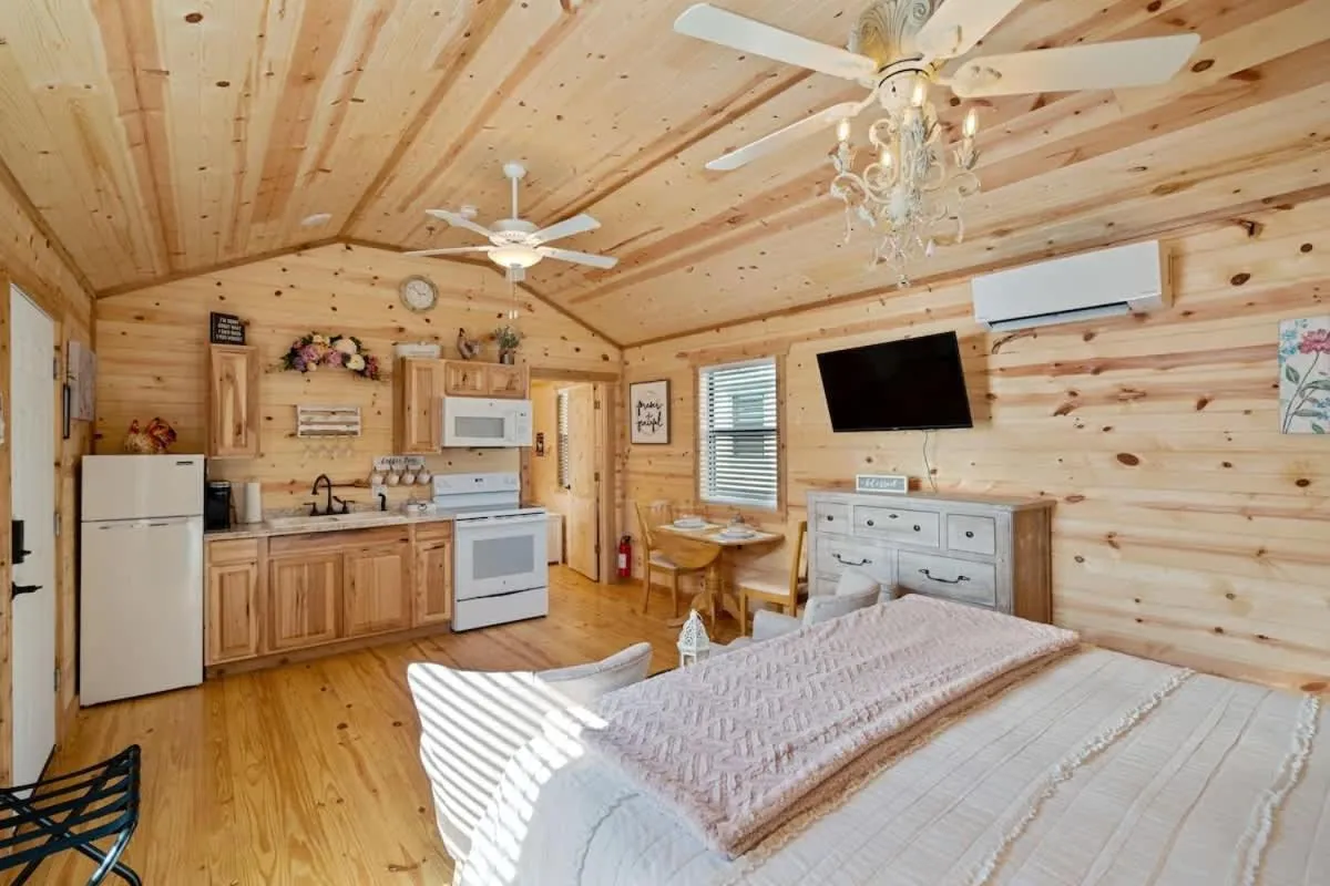 Bed in Fancy Cabin Right on Main St!