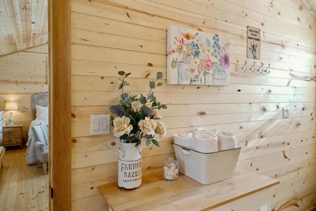 Decorative detail in Fancy Cabin Right on Main St!