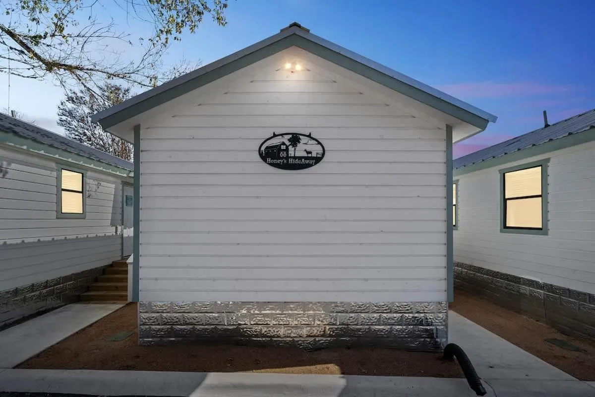 Fancy Cabin Right on Main St!