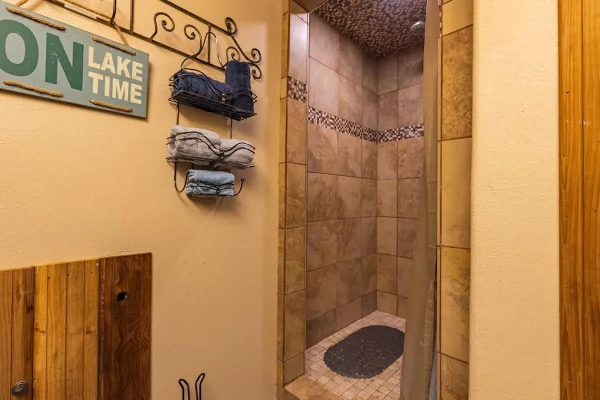 Shower in Red Bird Cabin Studio Retreat