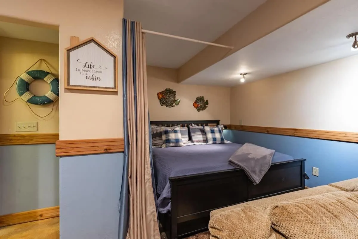 Bed in Red Bird Cabin Studio Retreat