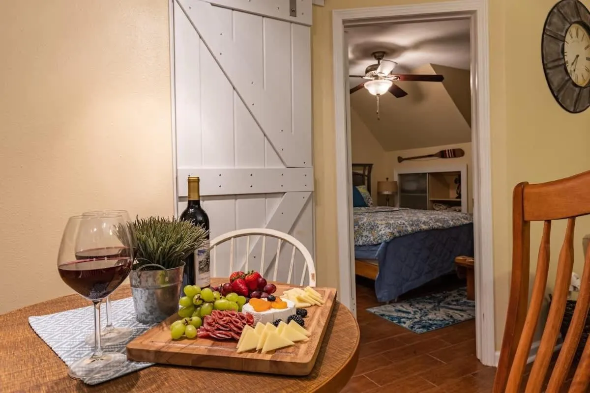 Food and drinks in Red Bird Cabin Studio Retreat