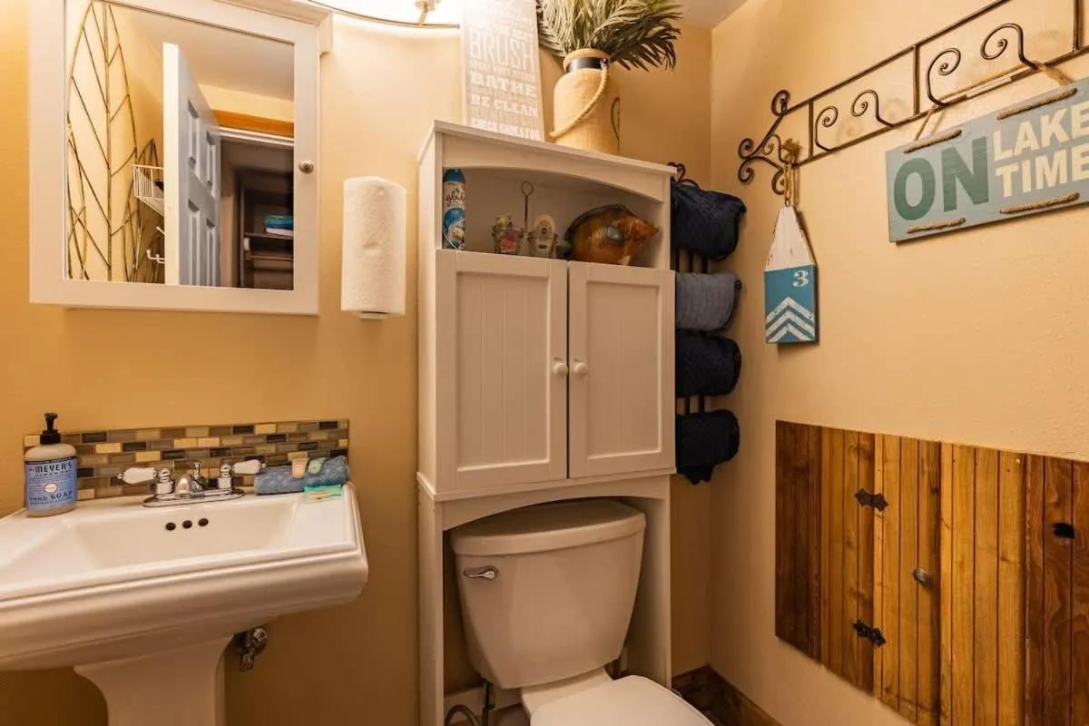 Toilet in Red Bird Cabin Studio Retreat