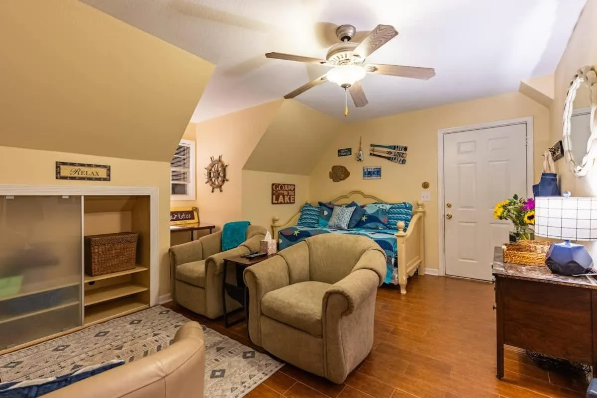 TV and multimedia in Red Bird Cabin Studio Retreat