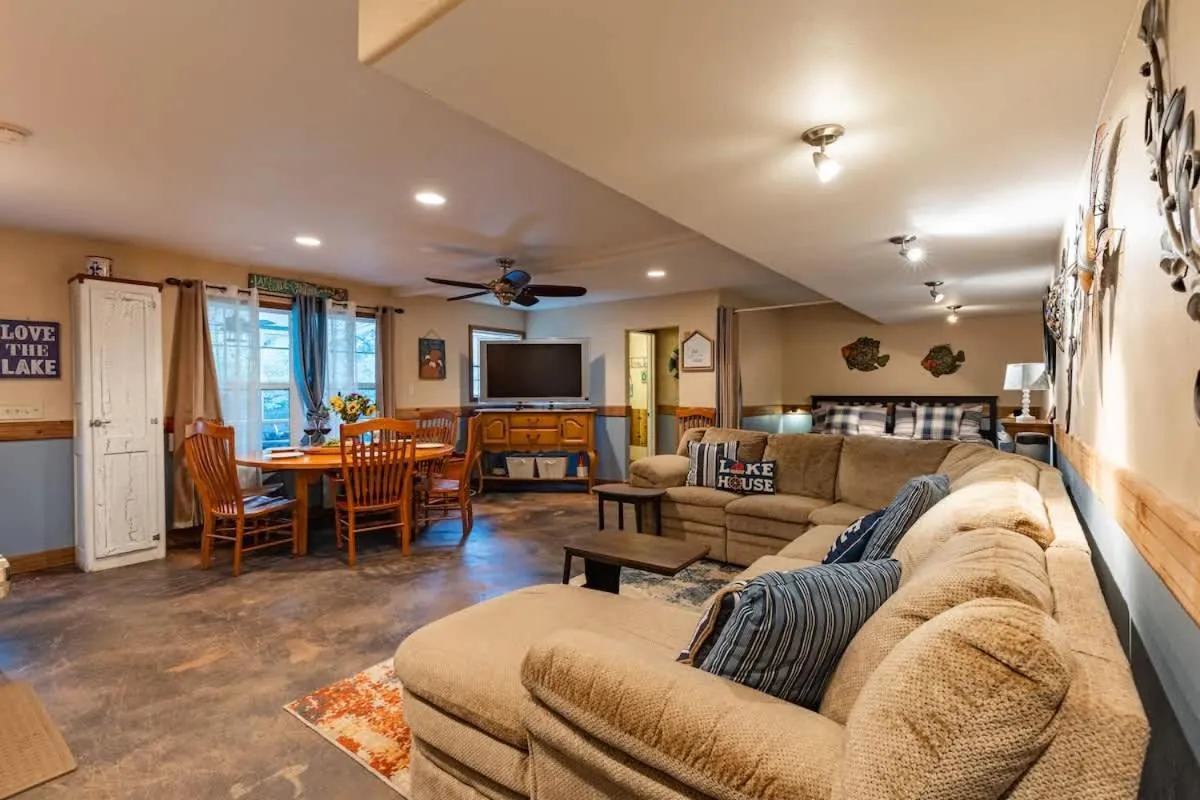 Living room in Red Bird Cabin Studio Retreat