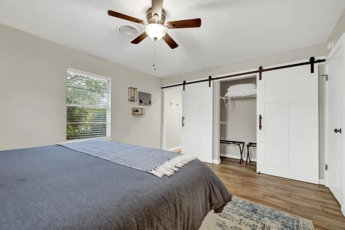 Bed in The Billie Goat Haus - Hot Tub -Steps to Main St!