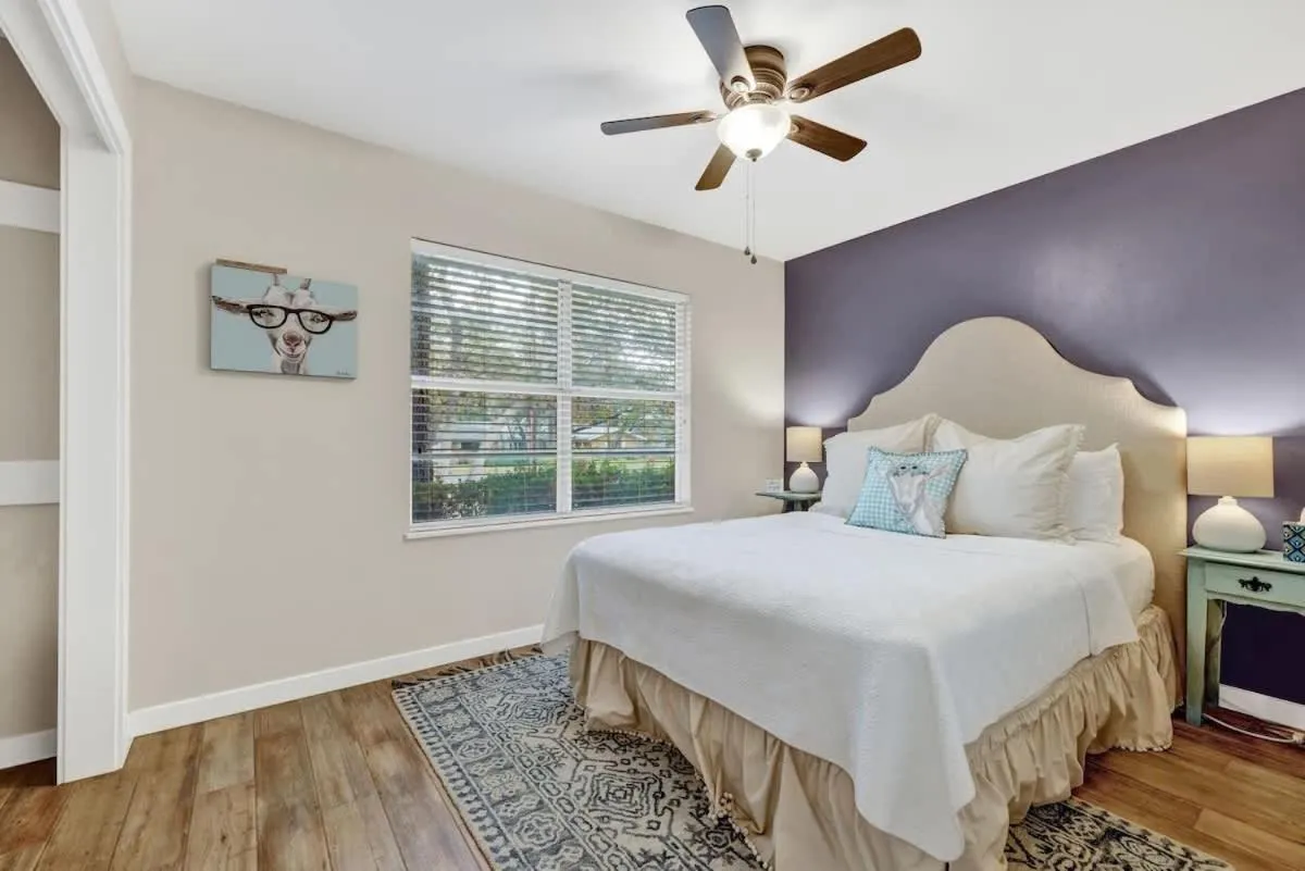 Bed in The Billie Goat Haus - Hot Tub -Steps to Main St!