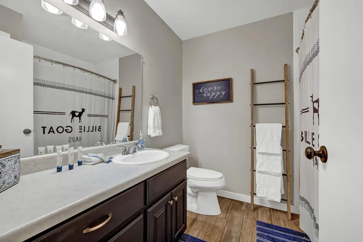 Shower in The Billie Goat Haus - Hot Tub -Steps to Main St!