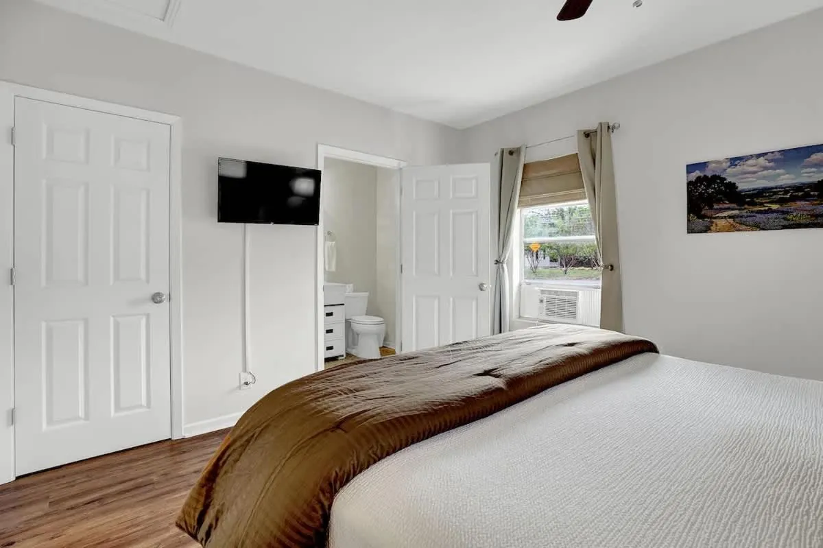 Gorgeous Bluebonnet House with Deck and Fire Pit