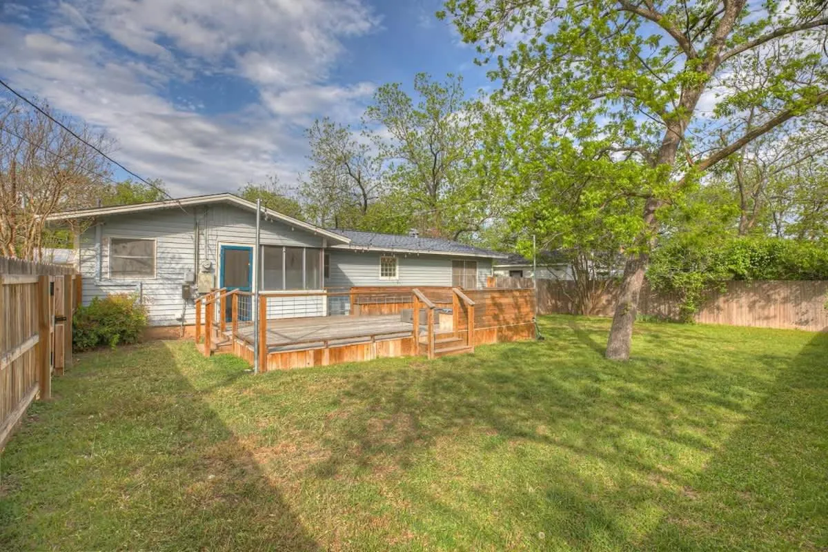 Gorgeous Bluebonnet House with Deck and Fire Pit