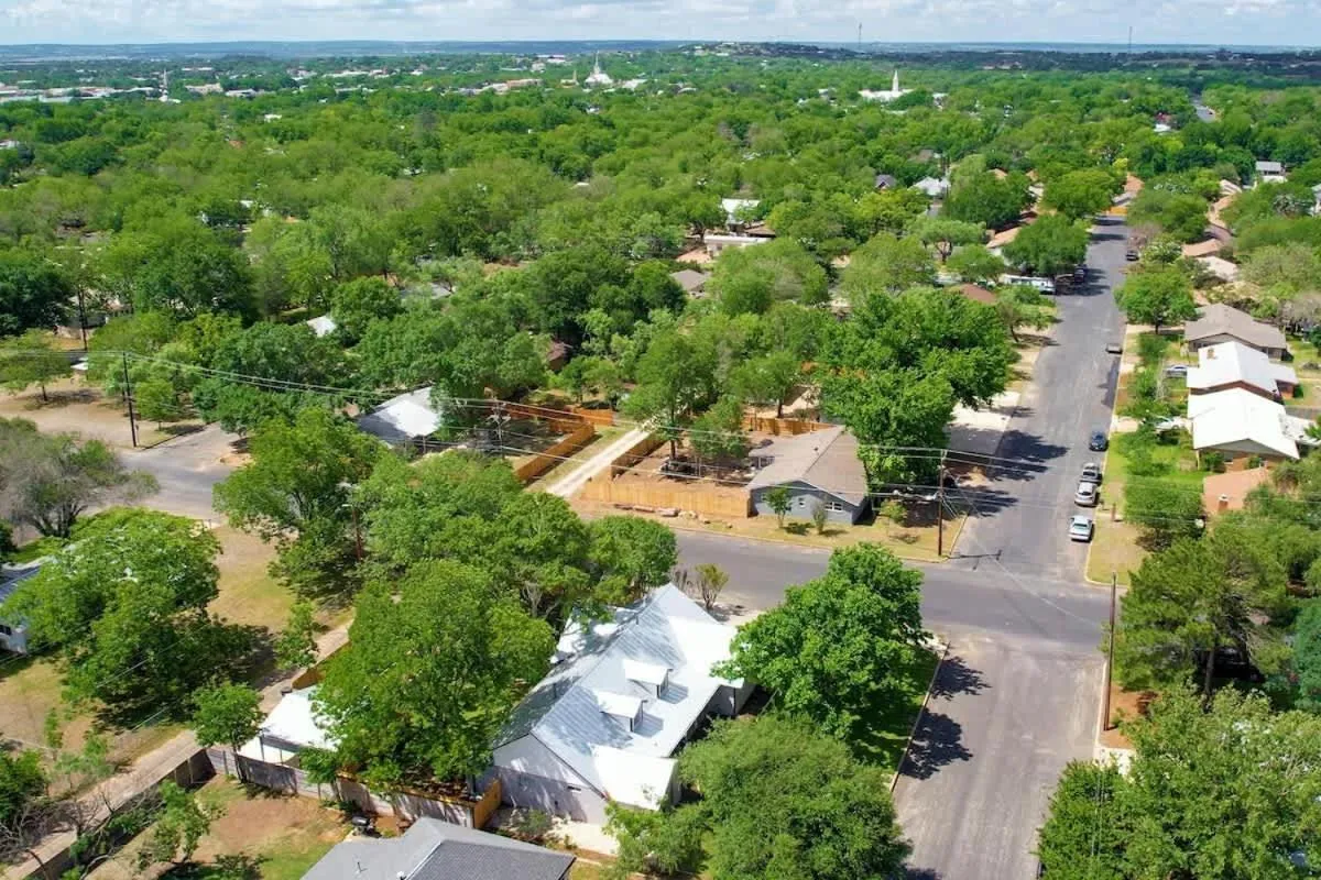 Property building in Luxury Haus - GREAT Backyard, Firepit, Bocce Ball!