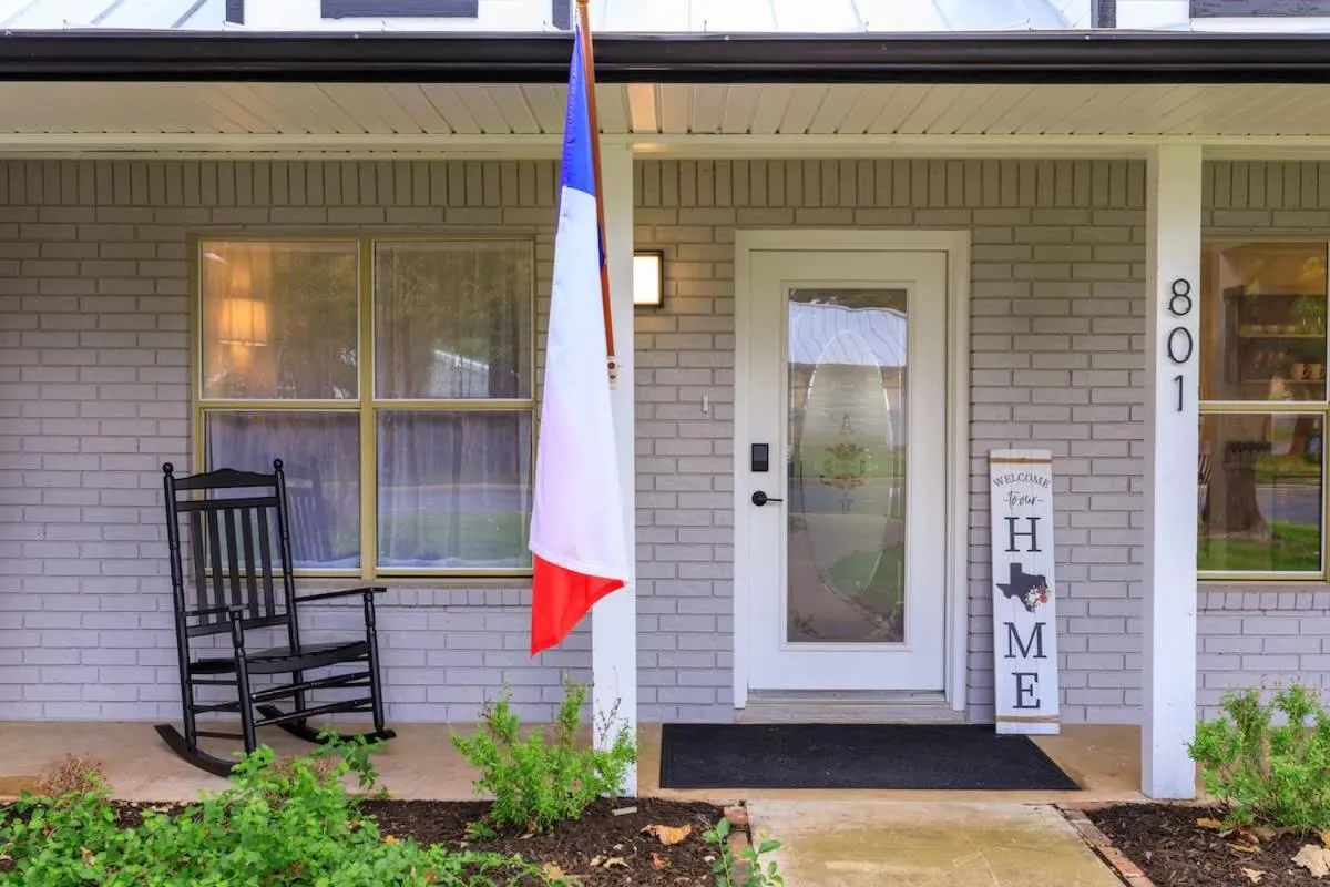 Property building in Luxury Haus - GREAT Backyard, Firepit, Bocce Ball!