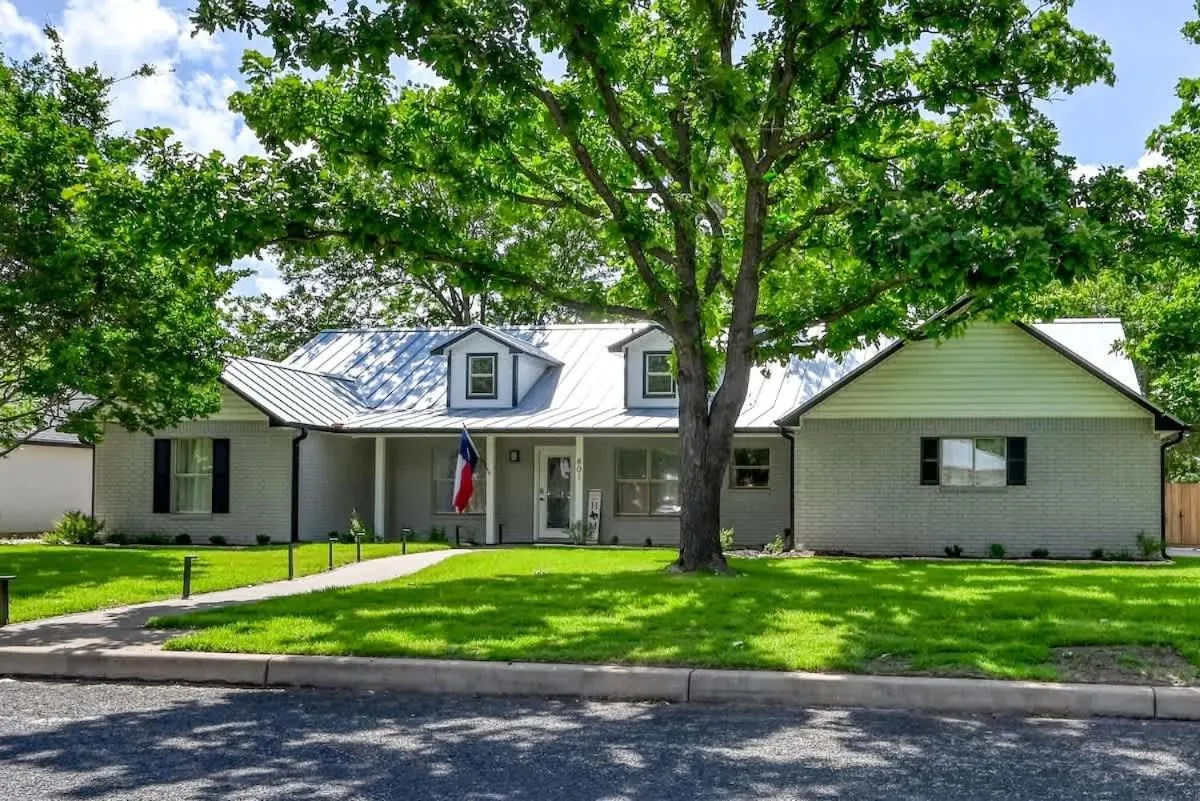 Property building in Luxury Haus - GREAT Backyard, Firepit, Bocce Ball!