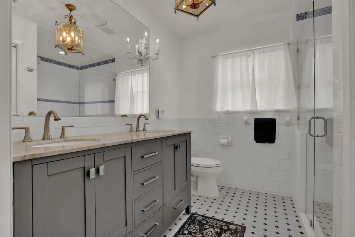 Toilet in Luxury Haus - GREAT Backyard, Firepit, Bocce Ball!