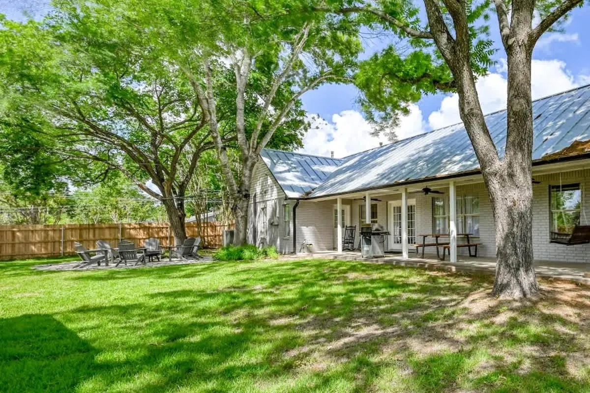 Property building in Luxury Haus - GREAT Backyard, Firepit, Bocce Ball!