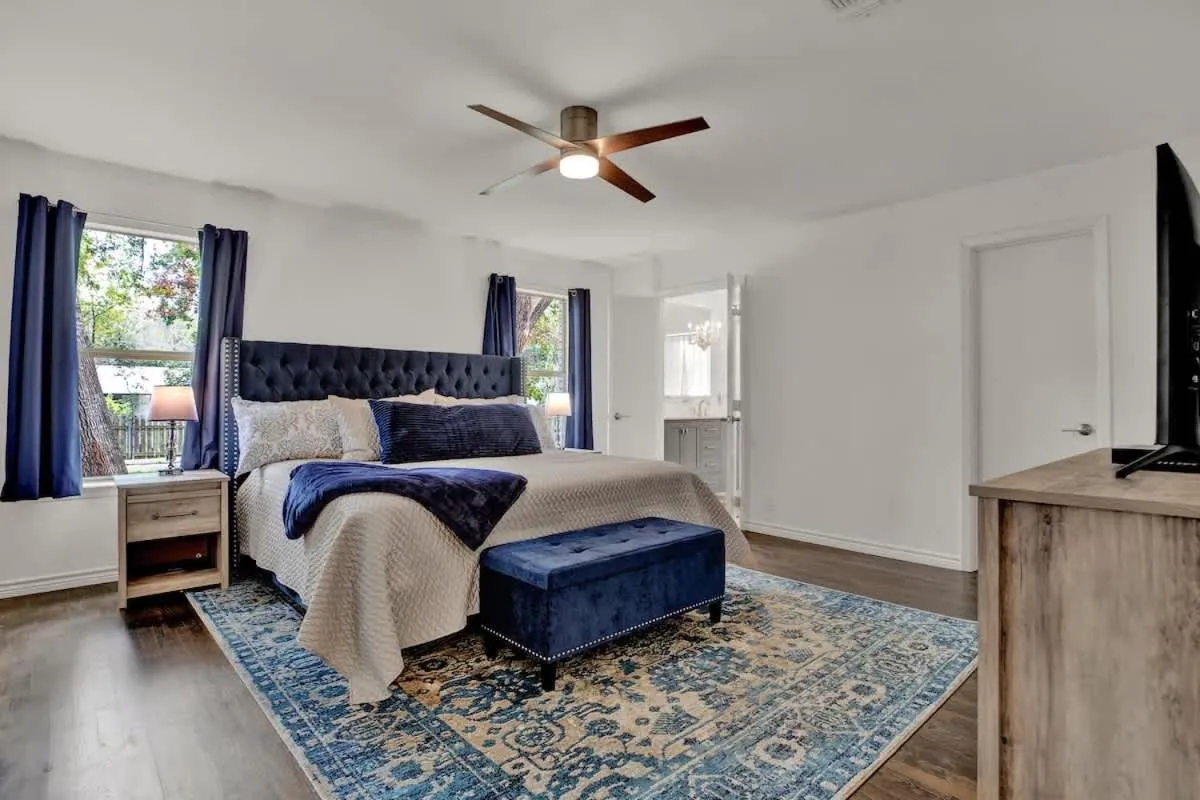 Bed in Luxury Haus - GREAT Backyard, Firepit, Bocce Ball!