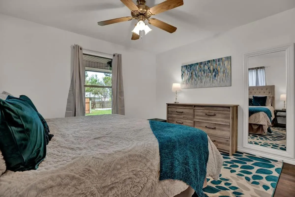 Bed in Luxury Haus - GREAT Backyard, Firepit, Bocce Ball!