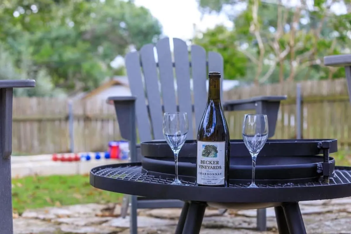 Day in Luxury Haus - GREAT Backyard, Firepit, Bocce Ball!