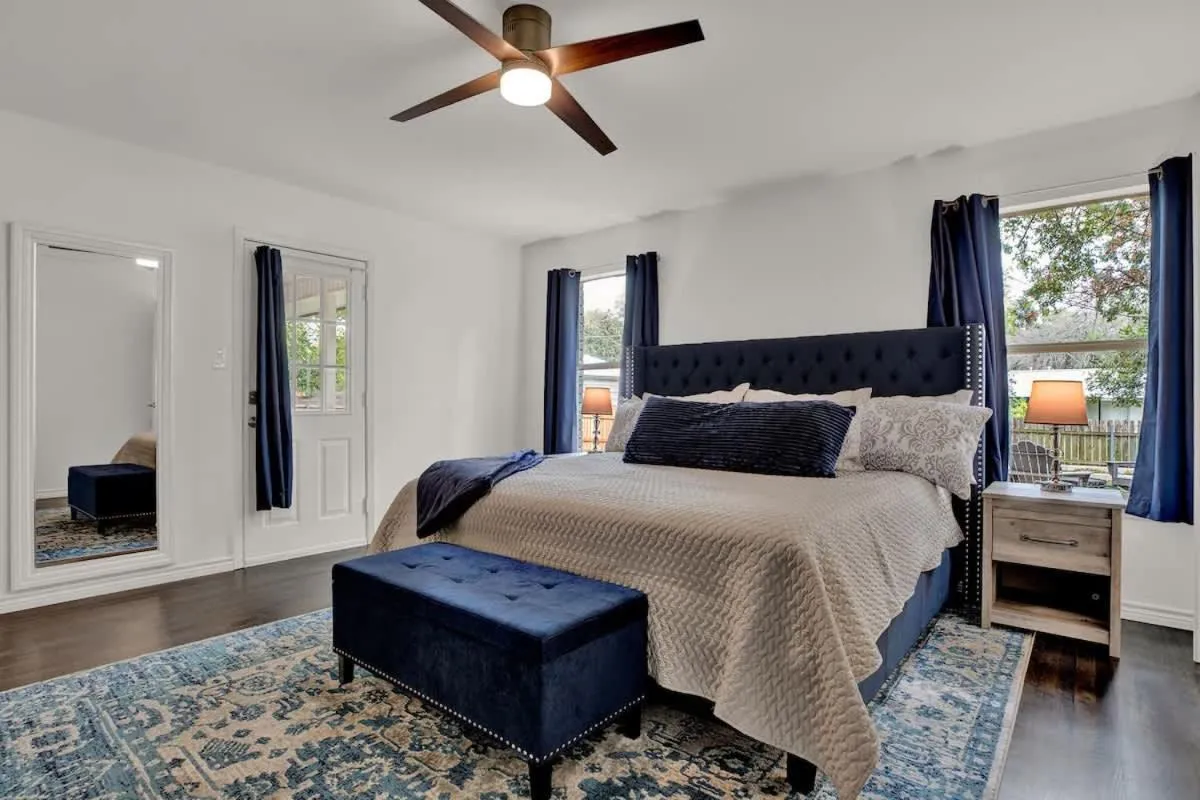 Bed in Luxury Haus - GREAT Backyard, Firepit, Bocce Ball!