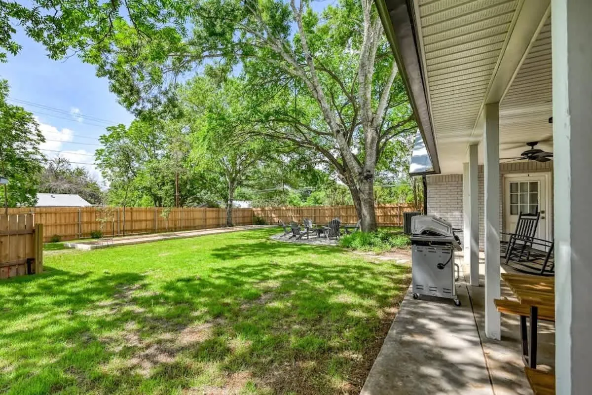 Property building in Luxury Haus - GREAT Backyard, Firepit, Bocce Ball!