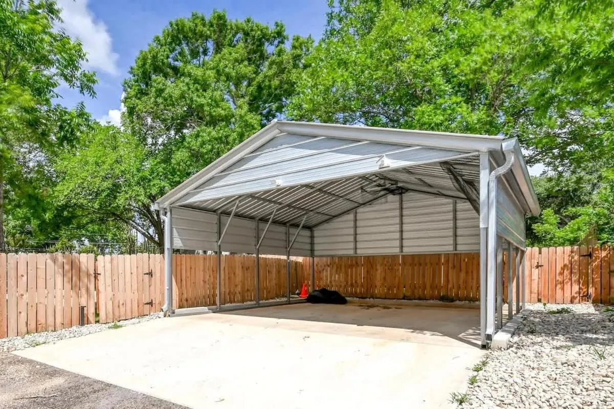 Day in Luxury Haus - GREAT Backyard, Firepit, Bocce Ball!