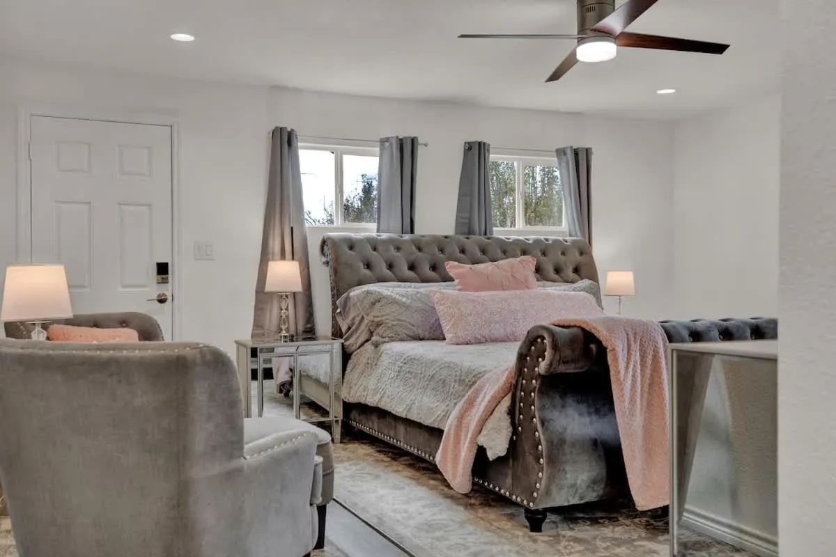 Bed in Luxury Haus - GREAT Backyard, Firepit, Bocce Ball!