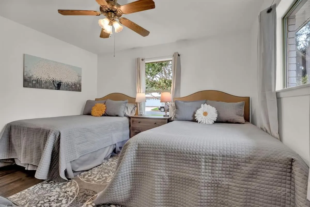 Bed in Luxury Haus - GREAT Backyard, Firepit, Bocce Ball!