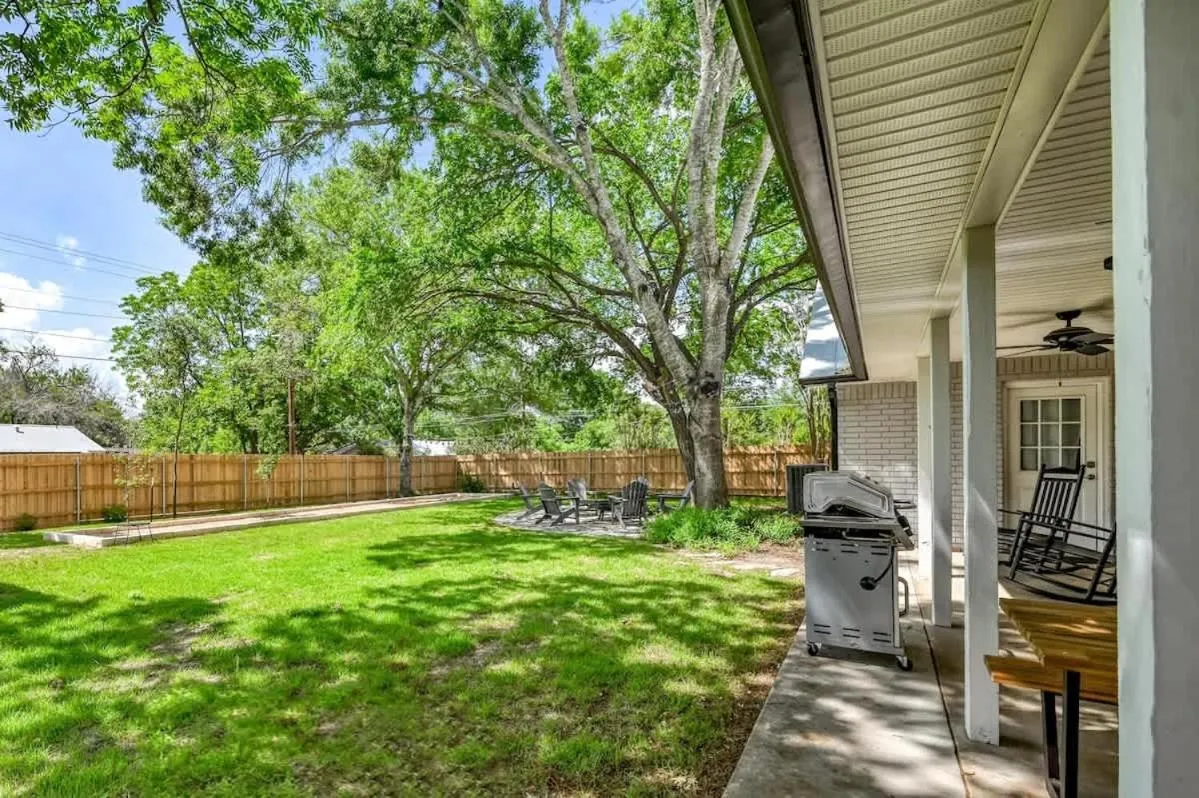 Patio in Luxury Haus - GREAT Backyard, Firepit, Bocce Ball!