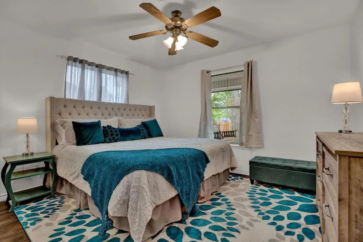 Bed in Luxury Haus - GREAT Backyard, Firepit, Bocce Ball!