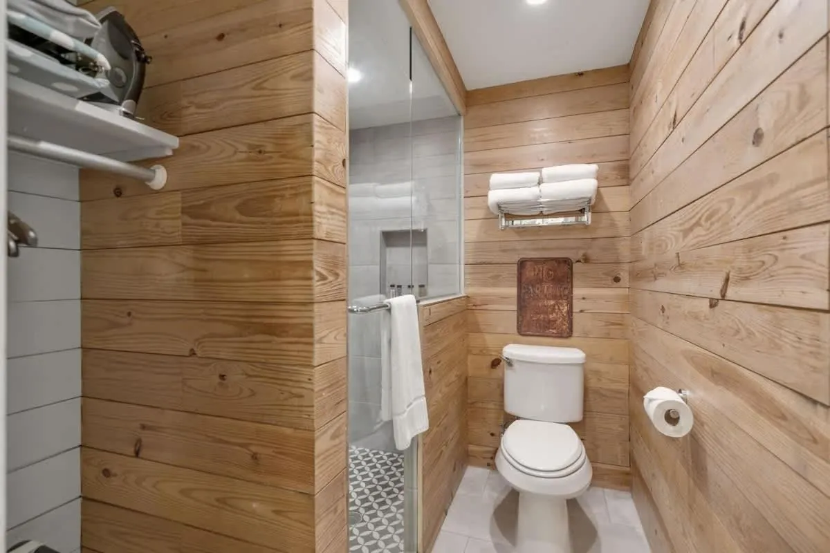 Bathroom in Clover Haus 2 Blks to Main St with Pool and Spa!