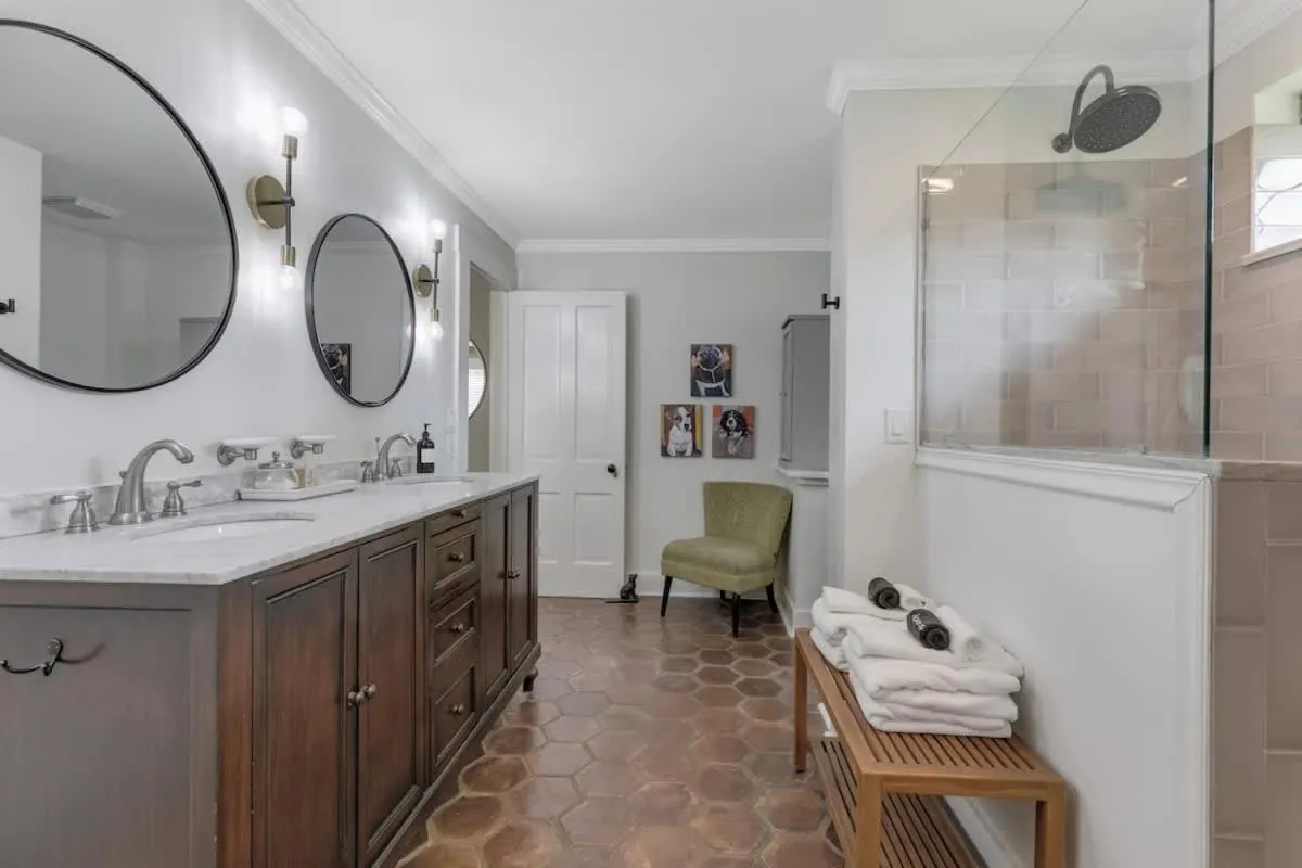 Bathroom in Clover Haus 2 Blks to Main St with Pool and Spa!